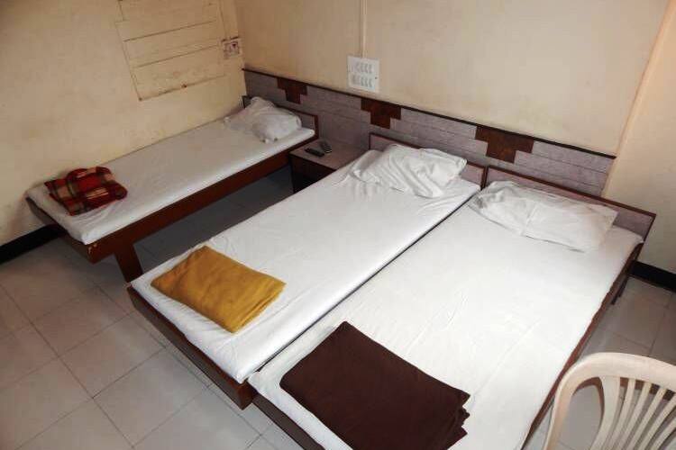 Hotel Priyanka Lodging, Solapur 5